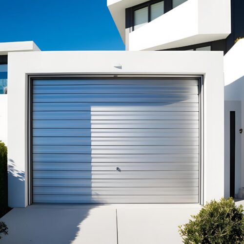 bir villanın alüminyum garaj kapısını gösteren bir fotoğraf